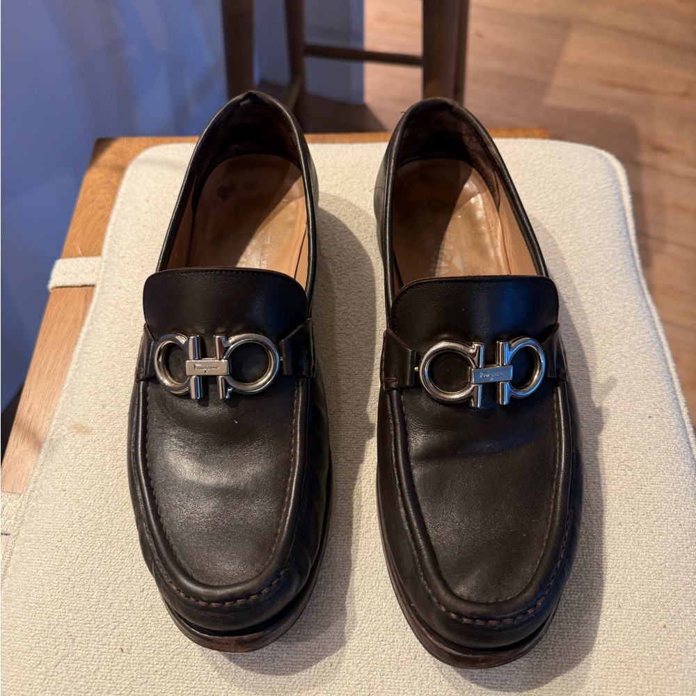 Dark brown men’s Ferragamo loafers
Style: Gancini loafer
